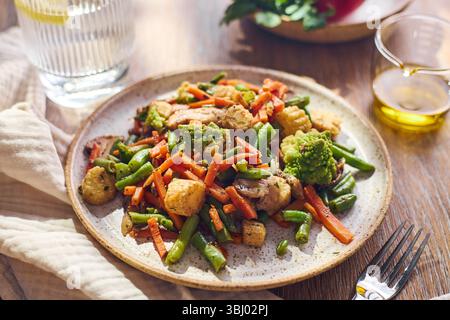 Teller mit gebratenem gemischtem Gemüse mit grünen Bohnen, Karotten, Babymais, Romesco und Pilzen Stockfoto