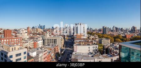 Weitwinkel-Panoramablick auf die Stadtlandschaft von Downtown manhattan New york mit Hochhäusern und klarem blauem Himmel Stockfoto