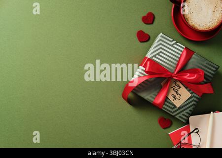 Vatertag flach liegend mit Geschenkbox, rotem Band, Kaffeetasse, Gläsern, Herzen, und Notizbuch auf grünem Hintergrund. Happy Vatertag-Konzept Stockfoto