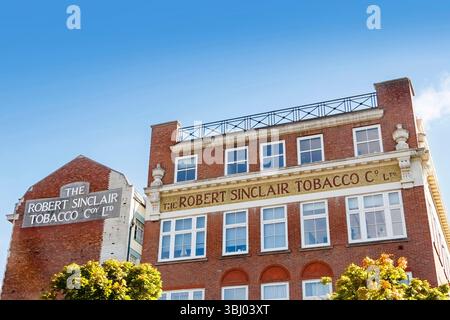 Historisches viktorianisches Backsteingebäude mit Robert Sinclair Tobacco Co. Schilder der der Ltd gegen einen klaren blauen Himmel newcastle upon tyne Stockfoto