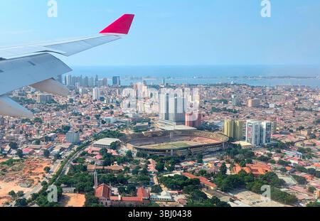 Luanda Skyline mit Estadio da Cidadela und Downtown. Luanda, Angola Stockfoto