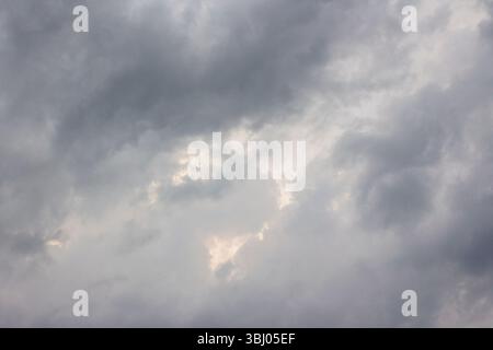 Dunkle Sturmwolken am Himmel. Wunderschöne graue Wolkenlandschaft vor dem Regen. Landschaftliche Umgebung des Katastrophenklimas. Bedrohliche Abendprognose Stockfoto