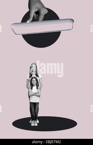 Bildtrendcollage der Person steht unter dem Gadget-Telefon auf rosa Hintergrund Stockfoto