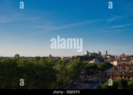 Blick auf die Stadt Rom vom Giardino degli Aranci im Frühsommer Stockfoto