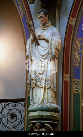 Statue des Heiligen Franziskus Xavier mit einem Kruzifix in der katholischen Kirche St. Franziskus Xavier (de Krijtberg Kerk) Amsterdam Holland Stockfoto