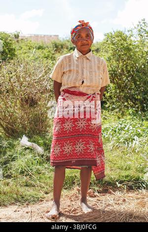 Ivato, Madagaskar - 26. April 2019: Porträt einer unbekannten älteren madagassischen Frau mit verschwommenem grünem Hintergrund. Die Menschen in Madagaskar sind Arm, aber c Stockfoto