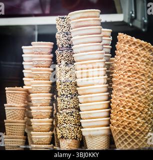 Stapel leerer Waffel-Eiskegel verschiedener Art Stockfoto