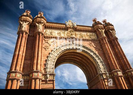 Wunderschöner Triumphbogen von Barcelona vor blauem Himmel Stockfoto