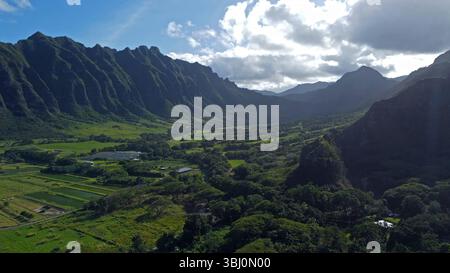 Blick aus der Vogelperspektive auf die Kualoa Mountains und das üppige Tal. Ein atemberaubender Blick aus der Luft auf die Kualoa Mountains in Hawaii. Stockfoto