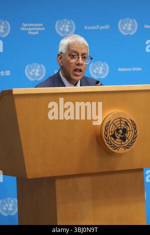 New York, NY, USA. Juni 2025. NEW YORK, NEW YORK – 11. JUNI: Farhan Haq, stellvertretender Sprecher des UN-Generalsekretärs Antonio Guterres, hält am 11. Juni 2025 in New York ein Pressegespräch im Hauptquartier der Vereinten Nationen. Das HAQ befasste sich mit Fragen von Journalisten zu wichtigen globalen Themen, Friedensmissionen der Vereinten Nationen und laufenden diplomatischen Initiativen des Generalsekretärs. (Kreditbild: © Luiz Rampelotto/ZUMA Press Wire) NUR REDAKTIONELLE VERWENDUNG! Nicht für kommerzielle ZWECKE! Stockfoto