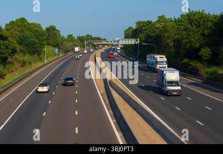 IN DER NÄHE von RIDGMONT, BEDFORDSHIRE, ENGLAND, Großbritannien - 10. Juni 2025 - Verkehr auf der Autobahn M1 „Smart“ in der Nähe von Ridgmont, Bedfordshire, England, Großbritannien. Intelligente Autobahnen Stockfoto