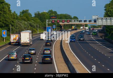IN DER NÄHE von RIDGMONT, BEDFORDSHIRE, ENGLAND, Großbritannien - 10. Juni 2025 - Verkehr auf der Autobahn M1 „Smart“ in der Nähe von Ridgmont, Bedfordshire, England, Großbritannien. Intelligente Autobahnen Stockfoto