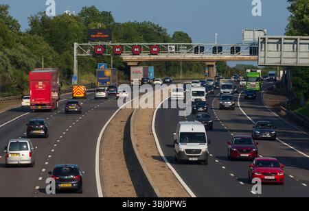 IN DER NÄHE von RIDGMONT, BEDFORDSHIRE, ENGLAND, Großbritannien - 10. Juni 2025 - Verkehr auf der Autobahn M1 „Smart“ in der Nähe von Ridgmont, Bedfordshire, England, Großbritannien. Intelligente Autobahnen Stockfoto
