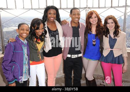 Tyrel Jackson Williams, China Anne McClain, Coco Jones, Tyler James Williams, Debby Ryan und Laura Marano besuchen am 12. März 2012 das Observatorium im 86. Stock des Empire State Building in New York City Stockfoto