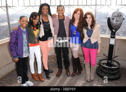 Tyrel Jackson Williams, China Anne McClain, Coco Jones, Tyler James Williams, Debby Ryan und Laura Marano besuchen am 12. März 2012 das Observatorium im 86. Stock des Empire State Building in New York City Stockfoto
