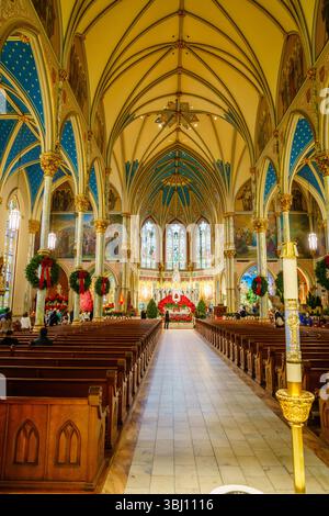 Savannah, GA, 28. Dezember 2023: Innenansicht der Kathedrale von St. Johannes dem Täufer Stockfoto