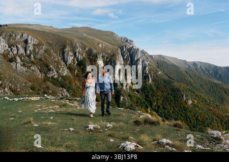 Paare, die zusammen auf dem Bergweg laufen Stockfoto