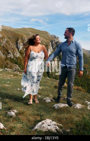 Paare, die zusammen auf dem Bergweg laufen Stockfoto