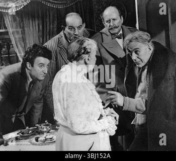 Die britischen Schauspieler Alec Guinness, Peter Sellers, Cecil Parker, Danny Green und Katy Johnson in dem Film The Ladykillers, UK 1955 Stockfoto