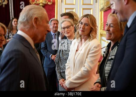 Meryl Streep (4. Rechts) und Kate Winslet (3. Rechts) beobachten, wie König Charles III (links) während der King's Foundation Awards-Zeremonie im St James's Palace in London spricht, die das 35-jährige Jubiläum der Stiftung feiert. Bilddatum: Donnerstag, 12. Juni 2025. Stockfoto