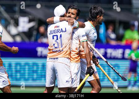 AMSTERDAM, NIEDERLANDE - 12. JUNI: Jugraj Singh aus Indien feiert das Tor mit Manpreet Singh aus Indien während des Spiels der FIH Hockey Pro League 2025 zwischen Indien und Argentinien am 12. Juni 2025 im Wagener Stadion in Amsterdam. (Foto: Andre Weening/Orange Pictures) Stockfoto