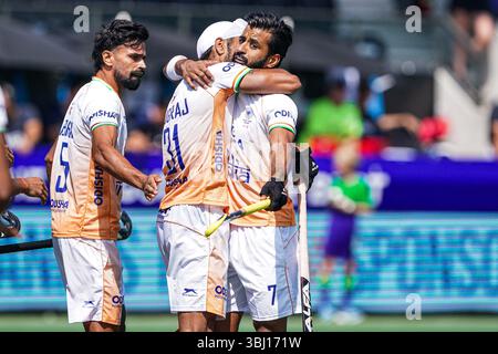 AMSTERDAM, NIEDERLANDE - 12. JUNI: Jugraj Singh aus Indien feiert das Tor mit Manpreet Singh aus Indien während des Spiels der FIH Hockey Pro League 2025 zwischen Indien und Argentinien am 12. Juni 2025 im Wagener Stadion in Amsterdam. (Foto: Andre Weening/Orange Pictures) Stockfoto