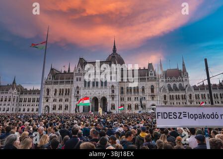 Protest vor dem ungarischen Parlamentsgebäude bei Sonnenuntergang Stockfoto