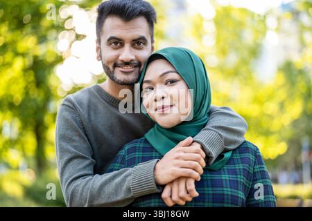 Porträt eines glücklichen muslimischen Paares, das sich in der Stadt umgibt Stockfoto