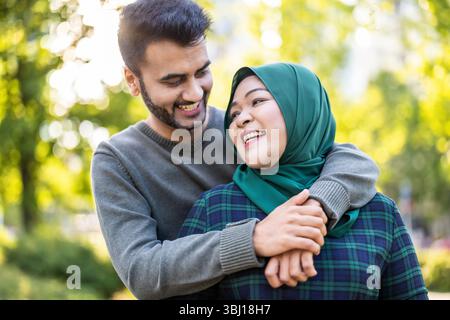 Porträt eines glücklichen muslimischen Paares, das sich in der Stadt umgibt Stockfoto