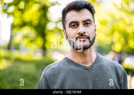 Porträt eines hübschen jungen Mannes mit Bart in der Stadt Stockfoto