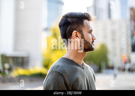 Porträt eines hübschen jungen Mannes mit Bart in der Stadt Stockfoto