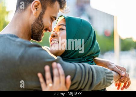 Porträt eines glücklichen muslimischen Paares, das sich in der Stadt umgibt Stockfoto
