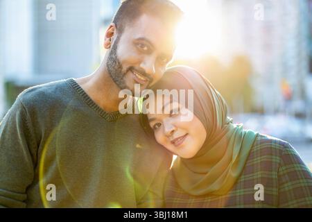 Porträt eines glücklichen muslimischen Paares, das sich in der Stadt umgibt Stockfoto