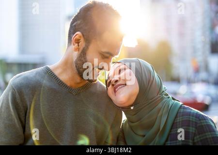 Porträt eines glücklichen muslimischen Paares, das sich in der Stadt umgibt Stockfoto