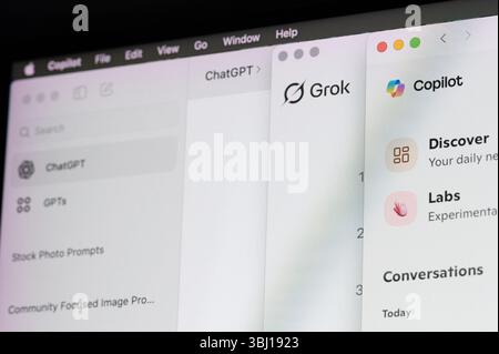 New York, USA – 11. Juni 2025: AI Assistants Apps auf Computerbildschirm Nahaufnahme Makroansicht Stockfoto