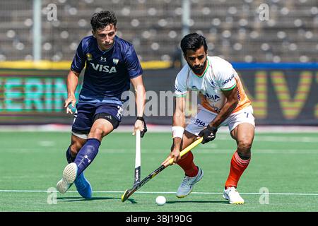 AMSTERDAM, NIEDERLANDE - 12. JUNI: Bautista Capurro aus Argentinien, Manpreet Singh aus Indien kämpfen um den Ball während des Spiels der FIH Hockey Pro League 2025 zwischen Indien und Argentinien im Wagener Stadion am 12. Juni 2025 in Amsterdam. (Foto: Andre Weening/Orange Pictures) Stockfoto