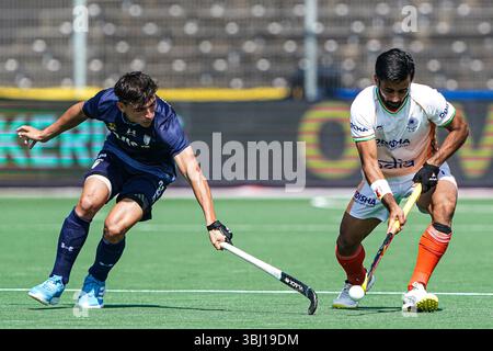 AMSTERDAM, NIEDERLANDE - 12. JUNI: Bautista Capurro aus Argentinien, Manpreet Singh aus Indien kämpfen um den Ball während des Spiels der FIH Hockey Pro League 2025 zwischen Indien und Argentinien im Wagener Stadion am 12. Juni 2025 in Amsterdam. (Foto: Andre Weening/Orange Pictures) Stockfoto