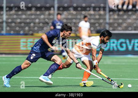 AMSTERDAM, NIEDERLANDE - 12. JUNI: Bautista Capurro aus Argentinien, Manpreet Singh aus Indien kämpfen um den Ball während des Spiels der FIH Hockey Pro League 2025 zwischen Indien und Argentinien im Wagener Stadion am 12. Juni 2025 in Amsterdam. (Foto: Andre Weening/Orange Pictures) Stockfoto