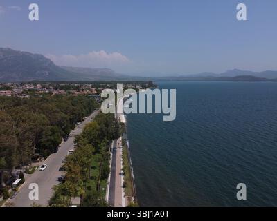 Ein ruhiger Blick aus der Luft auf den Köyceğiz-See in der Türkei an einem ruhigen Sommertag mit ruhigem blauem Wasser, üppiger Umgebung und friedlicher natürlicher Schönheit. Stockfoto