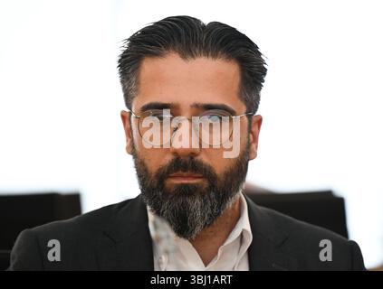 Wiesbaden, Deutschland. Juni 2025. Umut Sönmez (SPD), Staatssekretär im Hessischen Wirtschaftsministerium, hat seinen Sitz als Zeuge im Untersuchungsausschuss des Hessischen Landtags eingenommen. Der Untersuchungsausschuss untersucht die umstrittene Entlassung eines Staatssekretärs im Wirtschaftsministerium. Vermerk: Arne Dedert/dpa/Alamy Live News Stockfoto