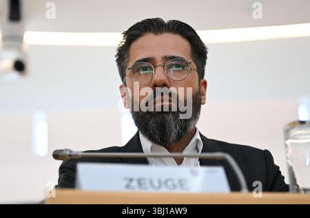 Wiesbaden, Deutschland. Juni 2025. Umut Sönmez (SPD), Staatssekretär im Hessischen Wirtschaftsministerium, hat seinen Sitz als Zeuge im Untersuchungsausschuss des Hessischen Landtags eingenommen. Der Untersuchungsausschuss untersucht die umstrittene Entlassung eines Staatssekretärs im Wirtschaftsministerium. Vermerk: Arne Dedert/dpa/Alamy Live News Stockfoto