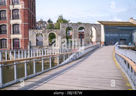 Das Quays Bridge Bath über den Fluss ist eng mit der Newark Works-Entwicklung verbunden, einem Regenerationsprojekt eines ehemaligen Ingenieurgeländes. Stockfoto