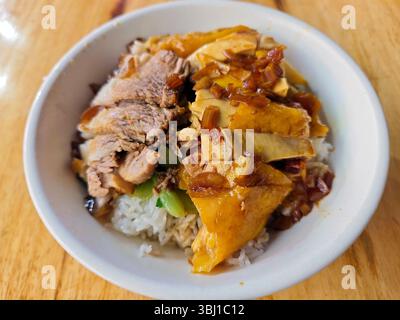 Frisches Huhn mit Schweinefleisch auf dem Reis zum Essen Stockfoto