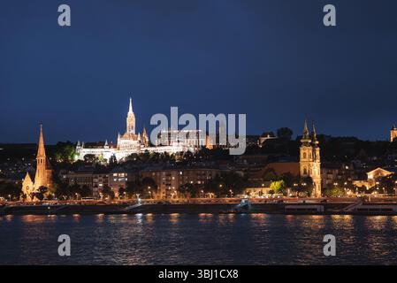 Nächtlicher Blick auf Budapest mit Matthiaskirche und Donau Stockfoto