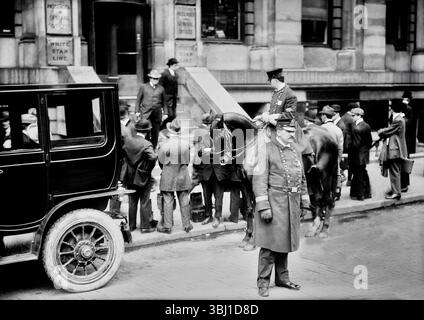 Ein Foto aus dem frühen 20. Jahrhundert von Menschen, die auf Nachrichten über die Titanic vor den Büros der White Star Line in New York warteten. Die Titanic traf einen Eisberg und sank am 15. April 1912 auf dem Weg nach Amerika im Atlantischen Ozean. Stockfoto