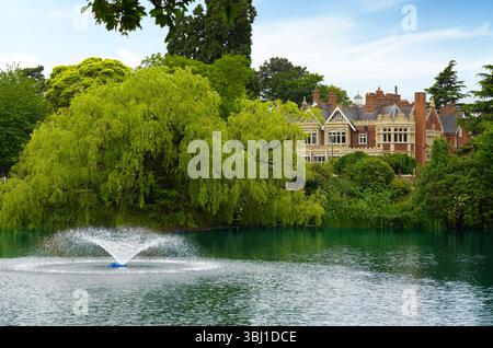 Mit Blick über den See und den Brunnen zum Herrenhaus, einem viktorianischen Gebäude im Bletchley Park Museum und Kulturerbe-Attraktion in der Nähe von Milton Keynes, England, Großbritannien Stockfoto