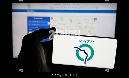 Stuttgart, Deutschland - 21.03.2025: Person, die ein Mobiltelefon mit dem Logo des französischen Verkehrsunternehmens RATP auf dem Bildschirm vor der Webseite hält. Stockfoto