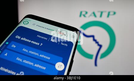 Stuttgart, Deutschland - 21.03.2025: Mobiltelefon mit Website des französischen Verkehrsunternehmens RATP auf dem Bildschirm vor dem Logo. Stockfoto
