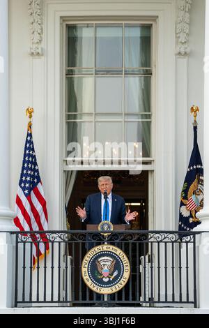 Präsident Donald Trump hält während der „Sommersoiree“ auf dem Südrasen des Weißen Hauses am Mittwoch, den 4. Juni 2025 eine Rede. Stockfoto