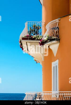 Blick auf einen Balkon mit Blumen und blauem Himmel. Stockfoto